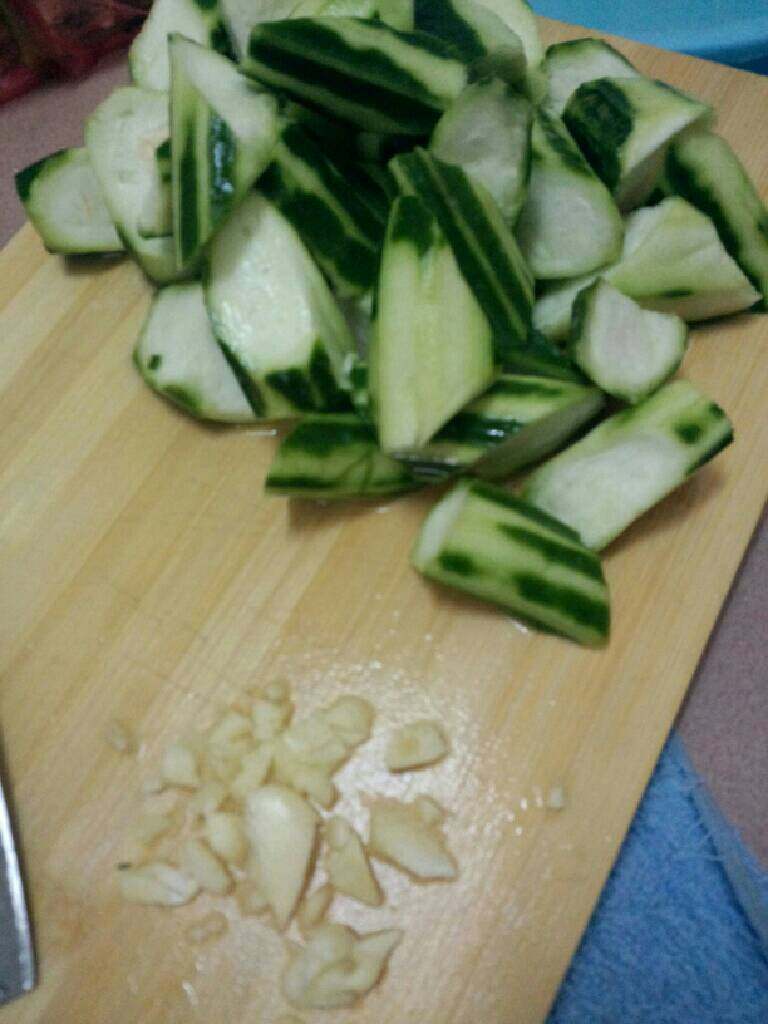 丝瓜炒蛋,<a style='color:red;display:inline-block;' href='/shicai/ 57'>丝瓜</a>去少许皮切块，蒜剁碎