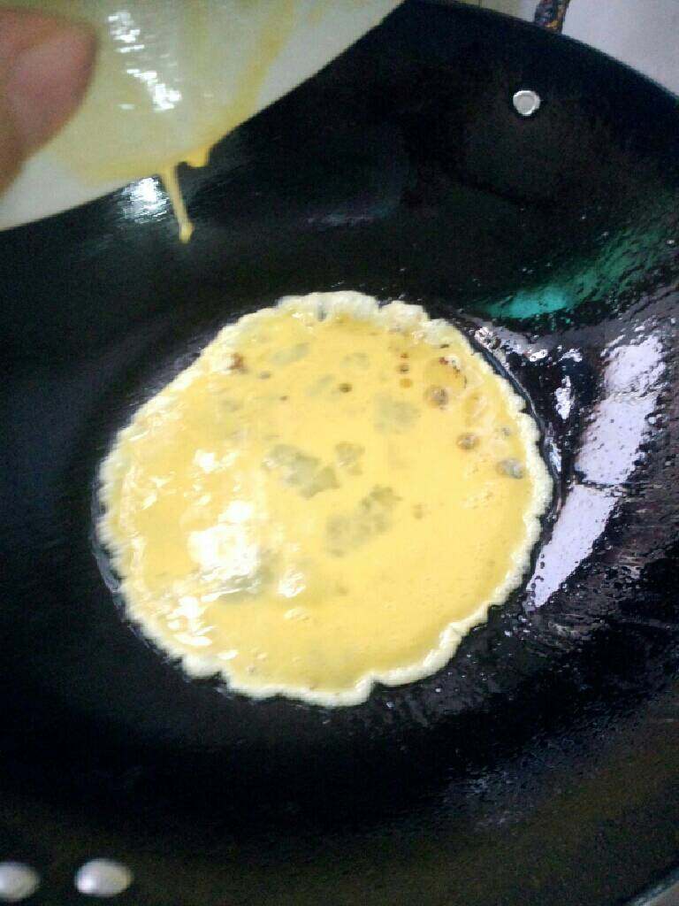丝瓜炒蛋,锅加油烧热，倒入蛋液煎