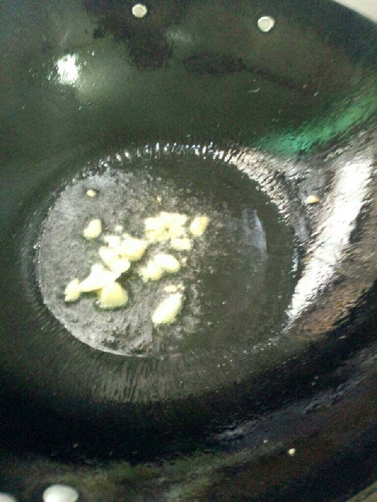 丝瓜炒蛋,锅加油烧热放蒜爆香