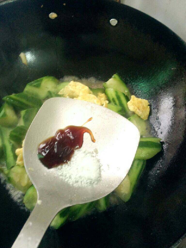 丝瓜炒蛋,在加入盐和<a style='color:red;display:inline-block;' href='/shicai/ 721'>蚝油</a>