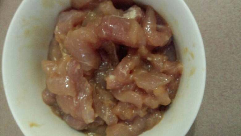干贝鲜虾肉片粥,瘦肉洗干净切片，用盐，<a style='color:red;display:inline-block;' href='/shicai/ 721'>蚝油</a>，<a style='color:red;display:inline-block;' href='/shicai/ 512'>玉米淀粉</a>腌制
