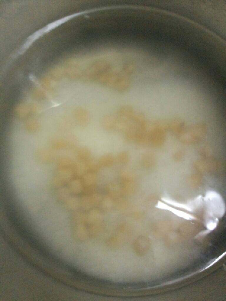 干贝鲜虾肉片粥,米掏洗干净加水 放入干贝大火煲开，在转小火慢煲