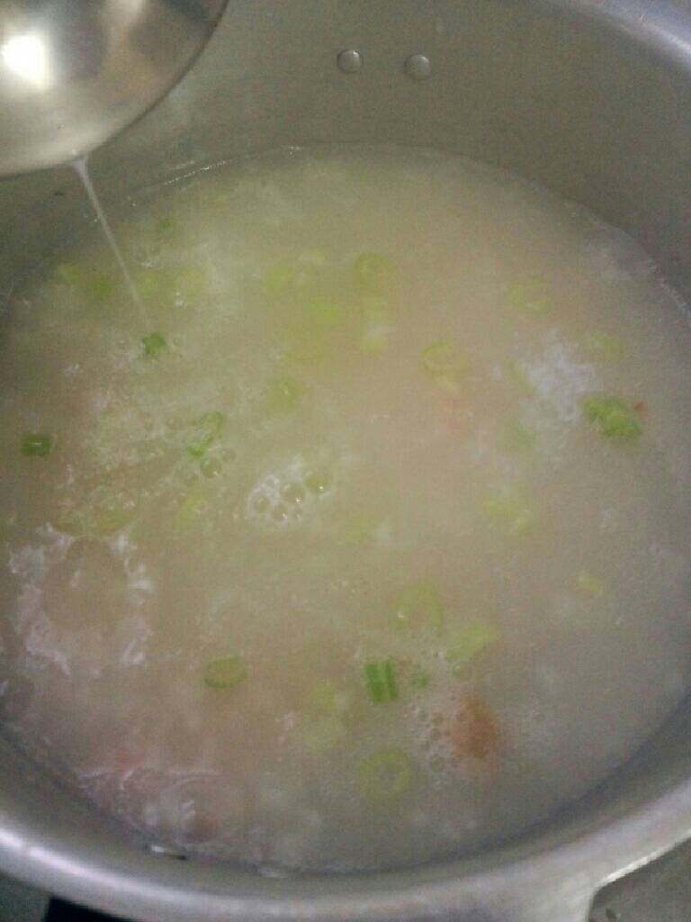 干贝鲜虾肉片粥,洒上芹菜即可关火