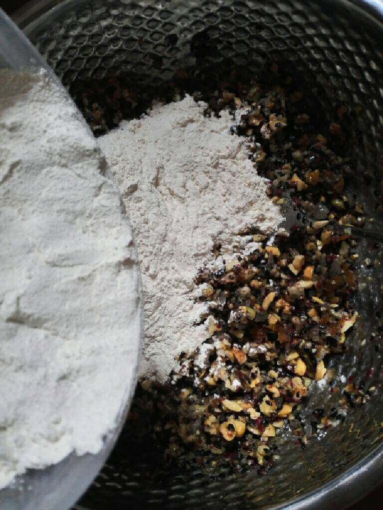 五仁月饼,放入炒熟糯米粉(糯米粉炒到微黄即可),先不要全部倒入糯米粉,边搅拌边加。