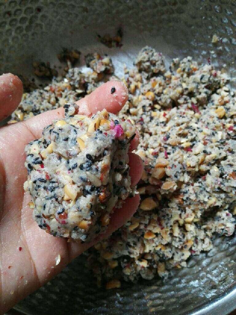 五仁月饼,馅料一般用手能捏成团就可以,盖上保鲜膜备用。