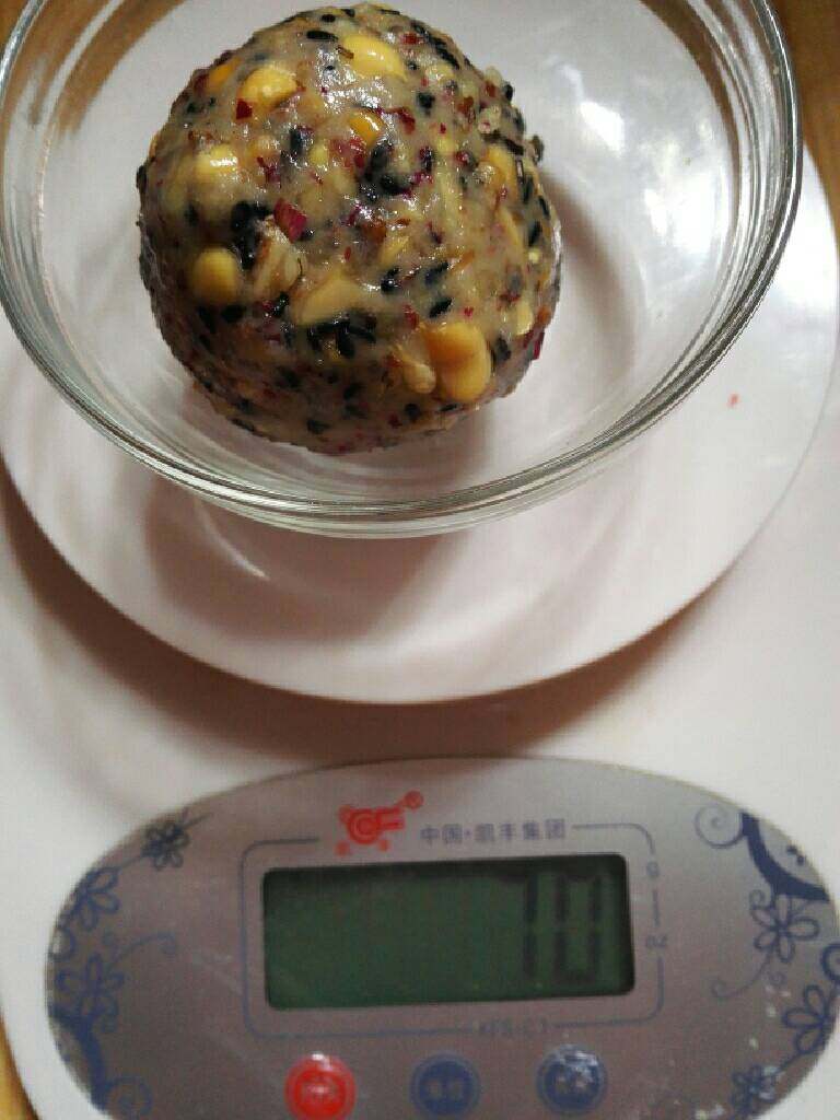 五仁月饼,把五仁馅和面团按7:3的比例称量好。