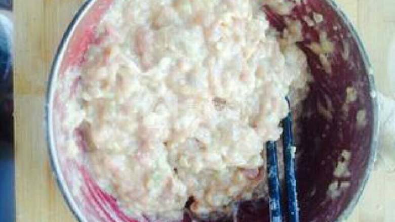 珍珠肉丸,用<a style='color:red;display:inline-block;' href='/shicai/ 718'>料酒</a>，生粉，盐，<a style='color:red;display:inline-block;' href='/shicai/ 847'>香油</a>拌匀