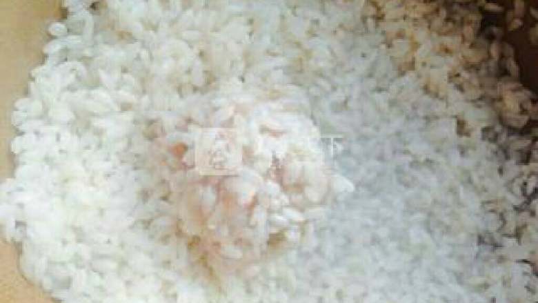 珍珠肉丸,均匀裹上糯米