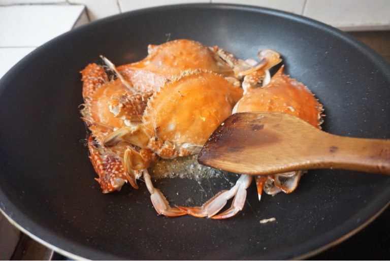 蟹酱蛋黄饭,锅中倒入油，放入梭子蟹，煸出香味和蟹酱，倒入少许<a style='color:red;display:inline-block;' href='/shicai/ 721'>蚝油</a>
