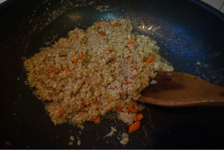 蟹酱蛋黄饭,如图，把米饭倒入，加少许盐，<a style='color:red;display:inline-block;' href='/shicai/ 13418'>红酒</a>和鱼露