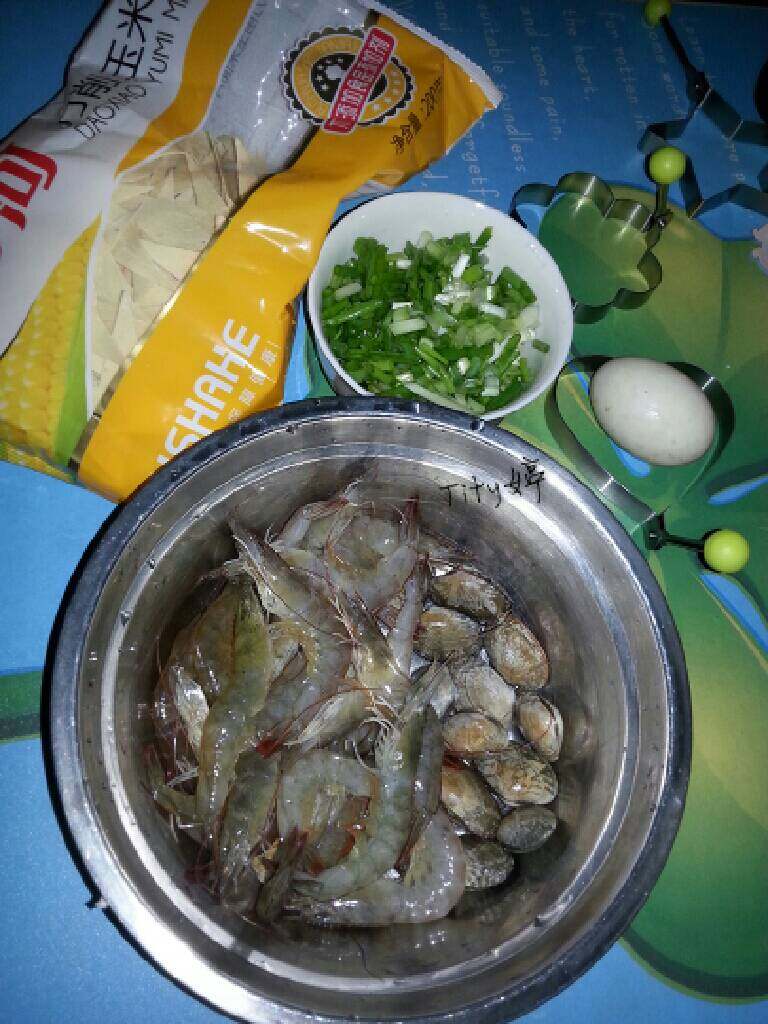 海鲜玉米面片,如图，材料准备好。