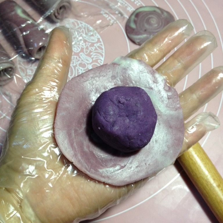 紫薯酥,包入馅料,收口捏紧