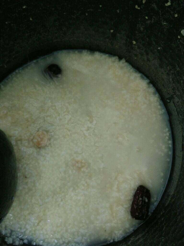红枣小米粥
,熬好以后加入白糖即可