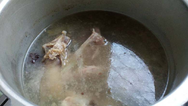 骨汤金沙河鸡蛋麦芯挂面,将新鲜猪骨放入冷水锅，大火煮出血水，捞出用冷水清洗干净再次放进高压锅，加入适当清水，葱段，姜块，<a style='color:red;display:inline-block;' href='/shicai/ 695'>八角</a>，<a style='color:red;display:inline-block;' href='/shicai/ 134659'>花椒粒</a>大火煮上气15分钟后关火备用。