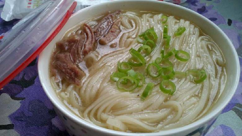 骨汤金沙河鸡蛋麦芯挂面,最后盛入煮好的面条,加葱花,骨头上剔出的瘦肉点缀即可。