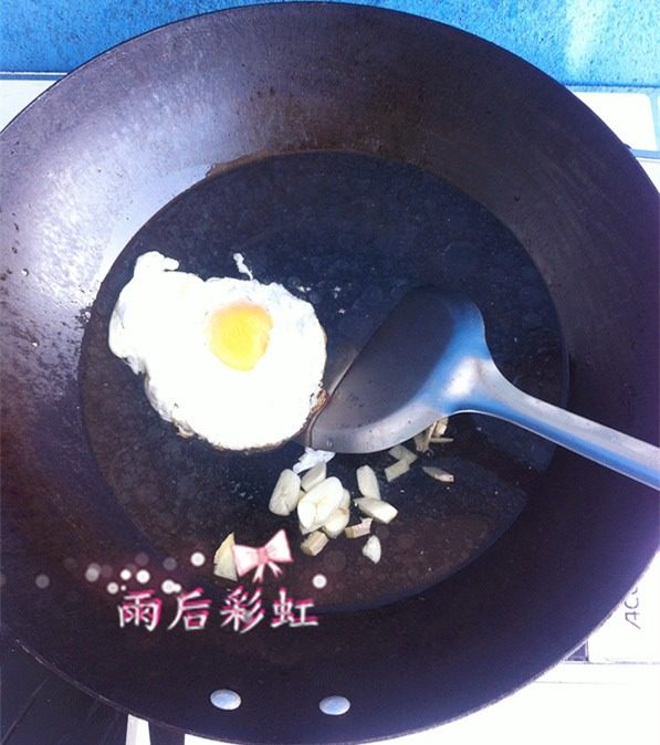 金沙河面片试吃报告,如图把<a style='color:red;display:inline-block;' href='/shicai/ 156925'>水</a>放进去,姜蒜也放进去,开大火煮开