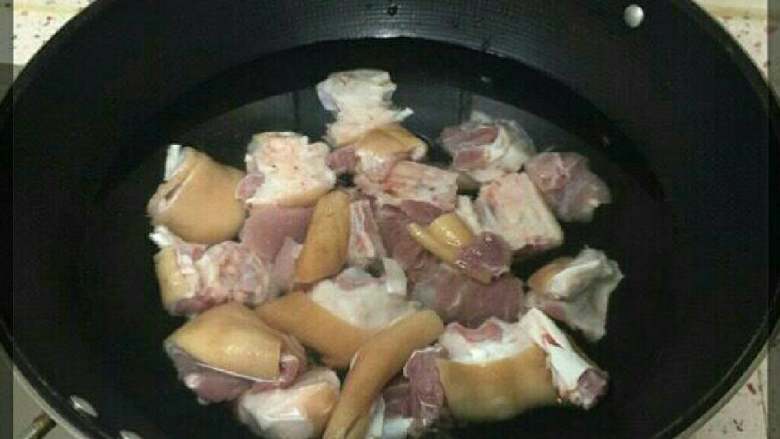 美味可口猪蹄,猪蹄洗净，焯水