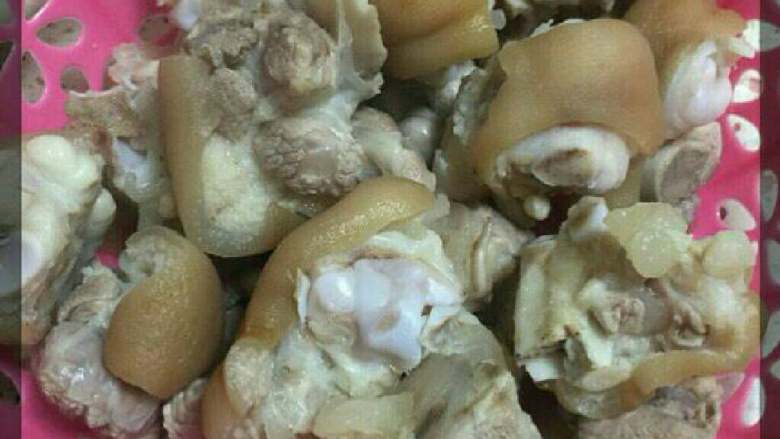 美味可口猪蹄,再用冷水洗掉血水，沥干
