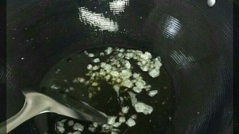 美味可口猪蹄,倒入适量油，待油五成热时放入冰糖，小火慢炒