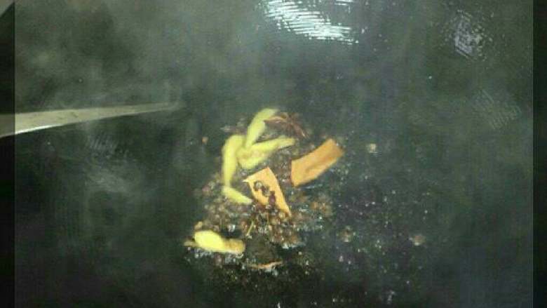 美味可口猪蹄,倒入<a style='color:red;display:inline-block;' href='/shicai/ 37'>姜</a>、<a style='color:red;display:inline-block;' href='/shicai/ 695'>八角</a>、桂皮、花椒爆香