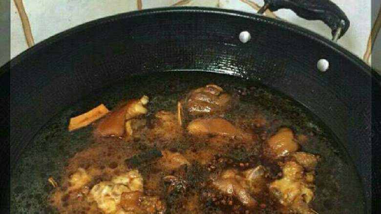 美味可口猪蹄,再放入猪蹄，老抽、生抽、料酒翻炒直至上色，放清水没过猪蹄，放葱结，大火烧开