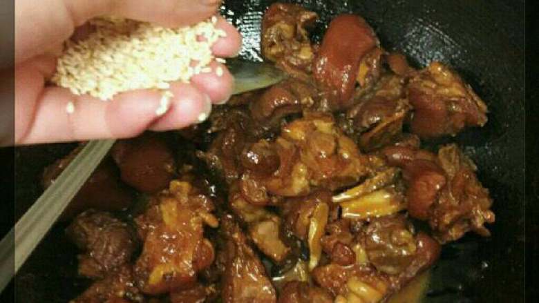 美味可口猪蹄,放入香油，鸡精，大火收汁，撒上芝麻