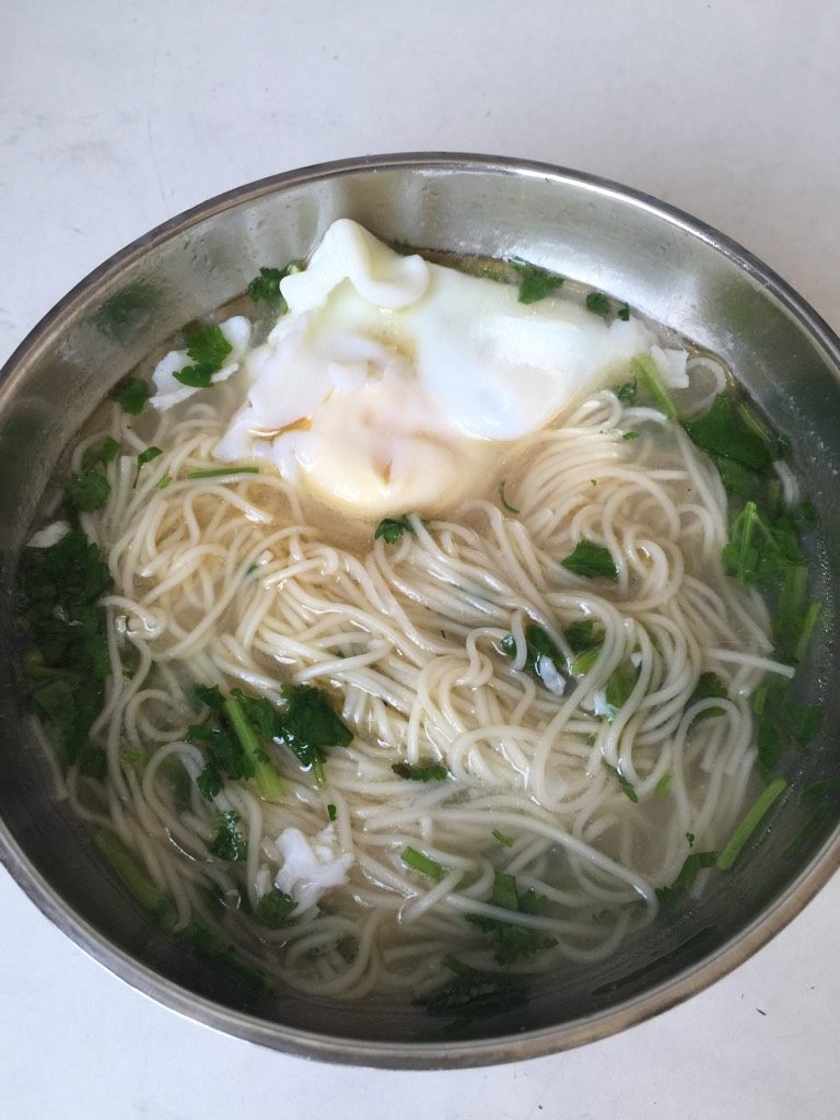 酸汤面,锅内加水，水开后煮面，顺便煮一个荷包蛋。煮好后加入备好的碗中，加入适量的汤，淋入<a style='color:red;display:inline-block;' href='/shicai/ 3738'>芝麻油</a>即可
