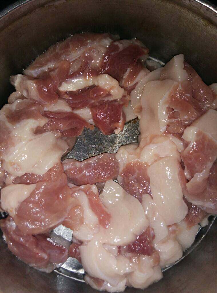 尖椒炒肉,如图切肉