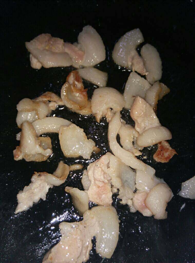 尖椒炒肉,锅中不要放油，放入肥肉煎出油后倒入所有的肥瘦肉炒，倒入一点<a style='color:red;display:inline-block;' href='/shicai/ 692'>酱油</a>，起锅