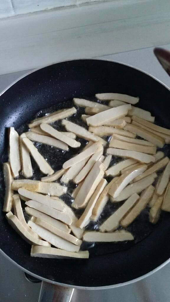 芹菜炒干丝,锅内<a style='color:red;display:inline-block;' href='/shicai/ 851'>橄榄油</a>加热，倒入豆干煸炒三十秒。