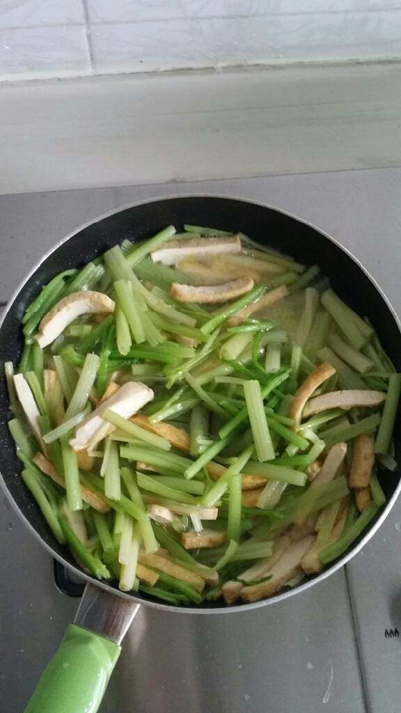 芹菜炒干丝,再倒入芹菜，煸炒几下，加点水和少许盐，盖锅烧两分钟。关火加点<a style='color:red;display:inline-block;' href='/shicai/ 756'>鸡精</a>。