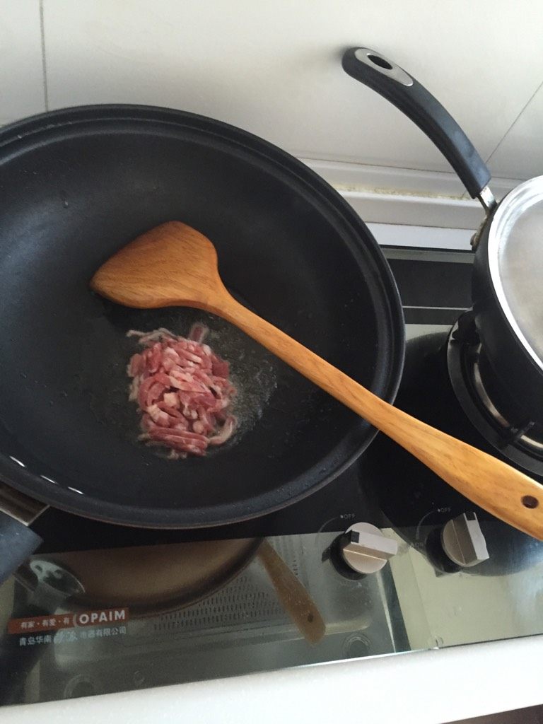 金沙河-西红柿肉丝鸡蛋面,如图稍热加入肉丝翻炒均匀