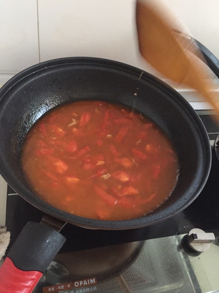 金沙河-西红柿肉丝鸡蛋面,如图放适量水大火烧开