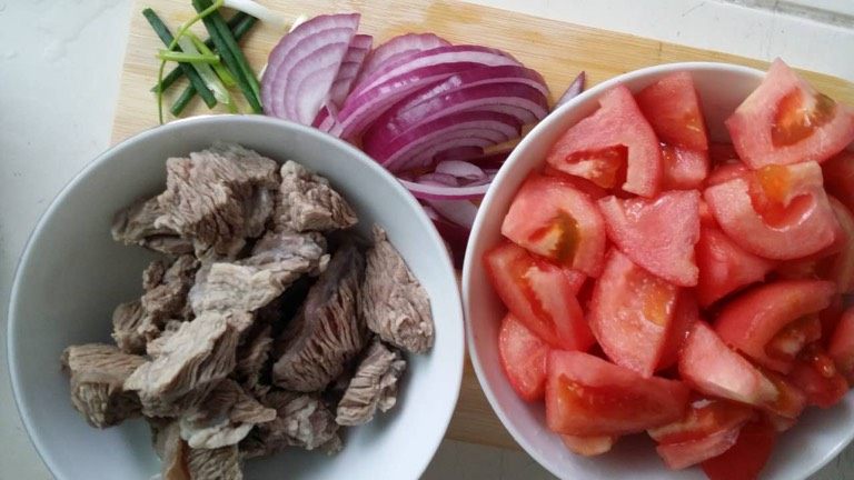 番茄牛肉汤,<a style='color:red;display:inline-block;' href='/shicai/ 59'>番茄</a>切成小块，<a style='color:red;display:inline-block;' href='/shicai/ 29'>洋<a style='color:red;display:inline-block;' href='/shicai/ 3250'>葱</a></a>切成丝。