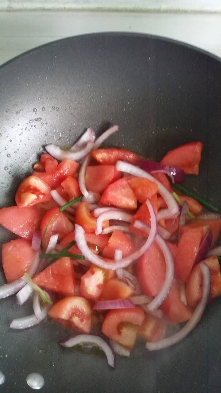 番茄牛肉汤,锅内<a style='color:red;display:inline-block;' href='/shicai/ 851'>橄榄油</a>加热后，先放葱和<a style='color:red;display:inline-block;' href='/shicai/ 2802'>老姜</a>，再放入三分之二的番茄和洋葱，大火煸炒几下，再倒入两勺<a style='color:red;display:inline-block;' href='/shicai/ 699'>番茄酱</a>。