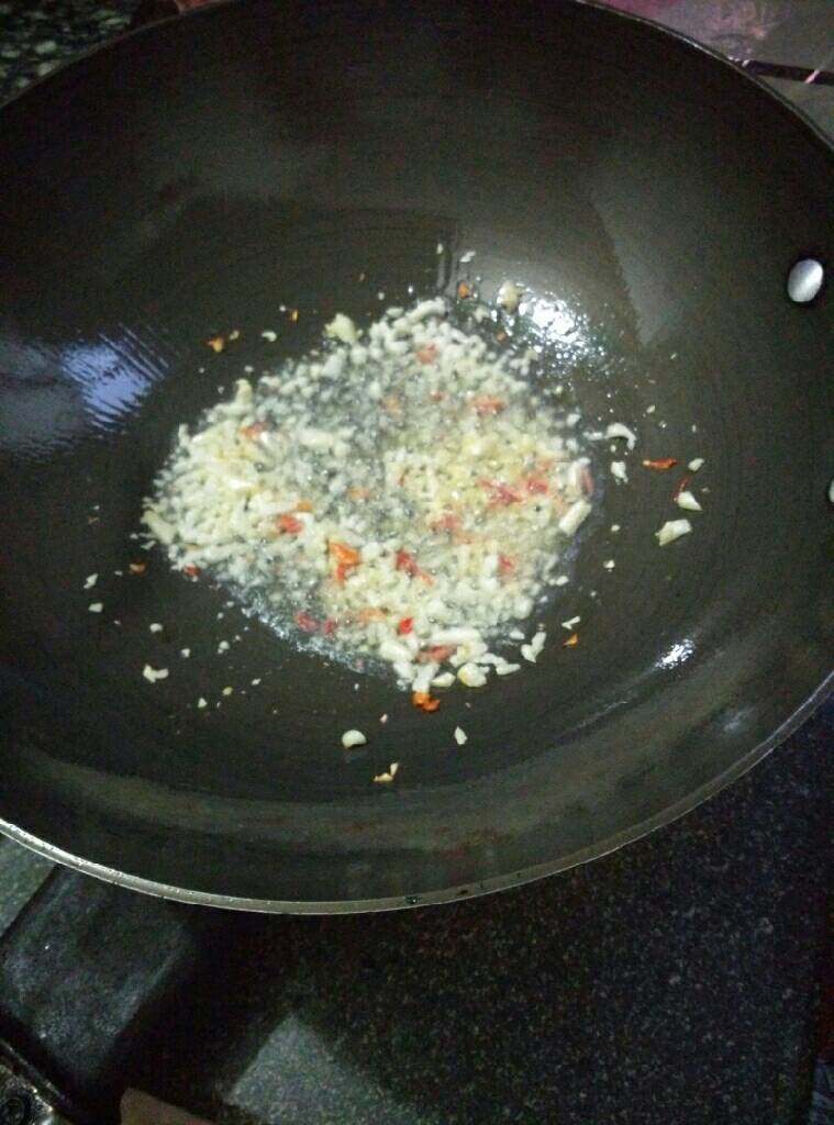潮汕炒薄壳,起锅热油,下蒜跟辣椒
