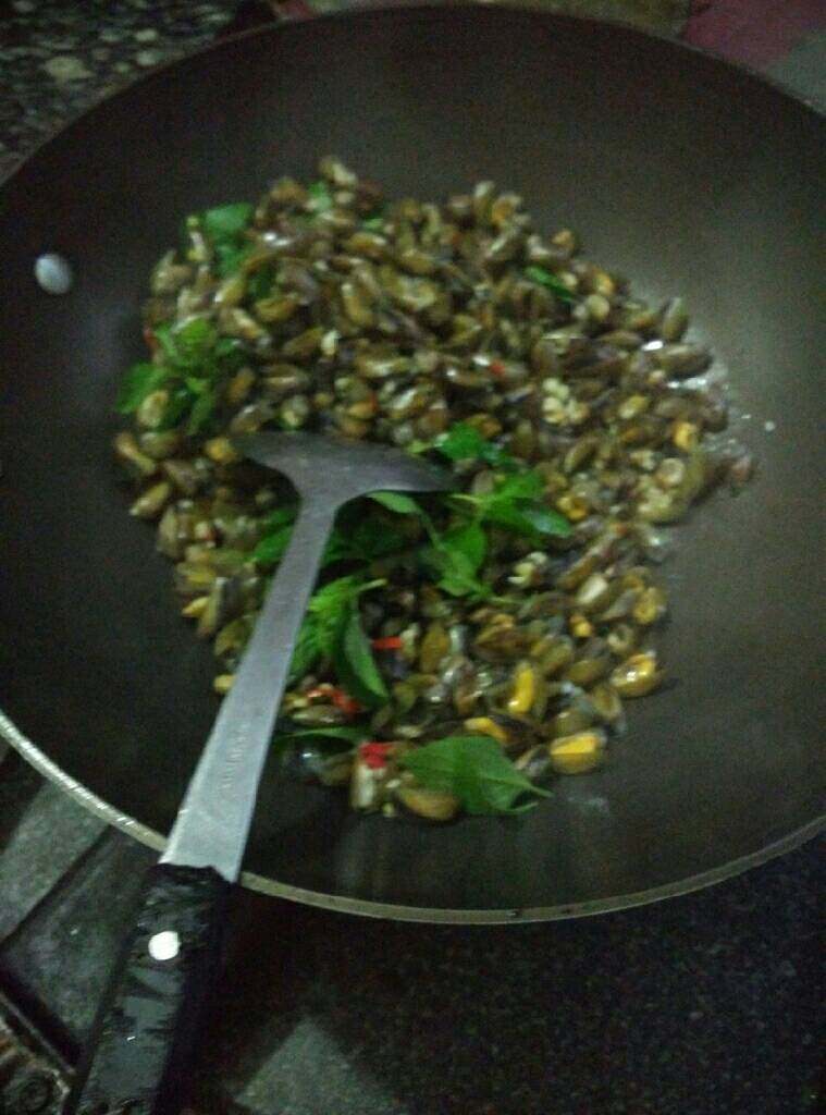 潮汕炒薄壳,马上下少许盐、九层塔、生粉兑的水,