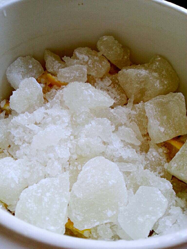 柠檬膏,大块冰糖敲碎,平铺在柠檬片上面