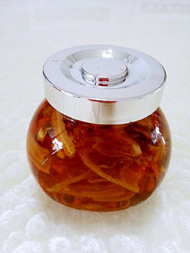 柠檬膏,晾凉装罐放冰箱,兑开水喝,甜甜的超级好喝