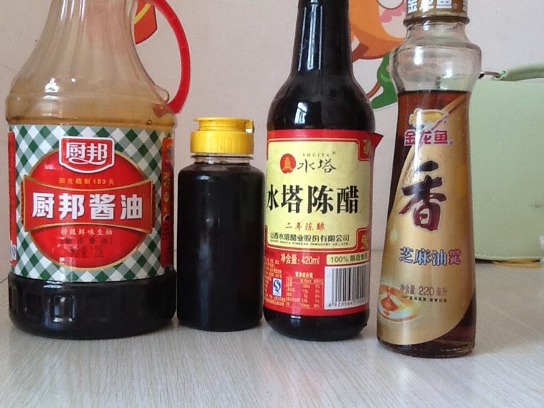 麻酱面,<a style='color:red;display:inline-block;' href='/shicai/ 692'>酱油</a><a style='color:red;display:inline-block;' href='/shicai/ 788'>生抽</a>陈醋<a style='color:red;display:inline-block;' href='/shicai/ 847'>香油</a>