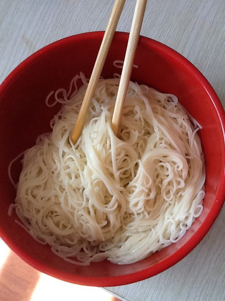麻酱面,面条盛入碗中