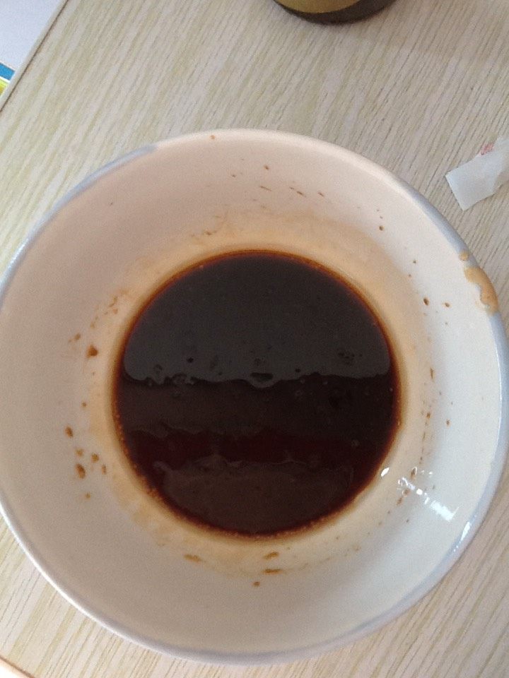 麻酱面,把调料放入碗内