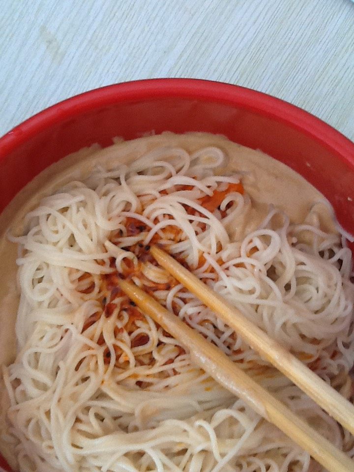 麻酱面,麻酱和<a style='color:red;display:inline-block;' href='/shicai/ 852'>辣椒油</a>浇在面上