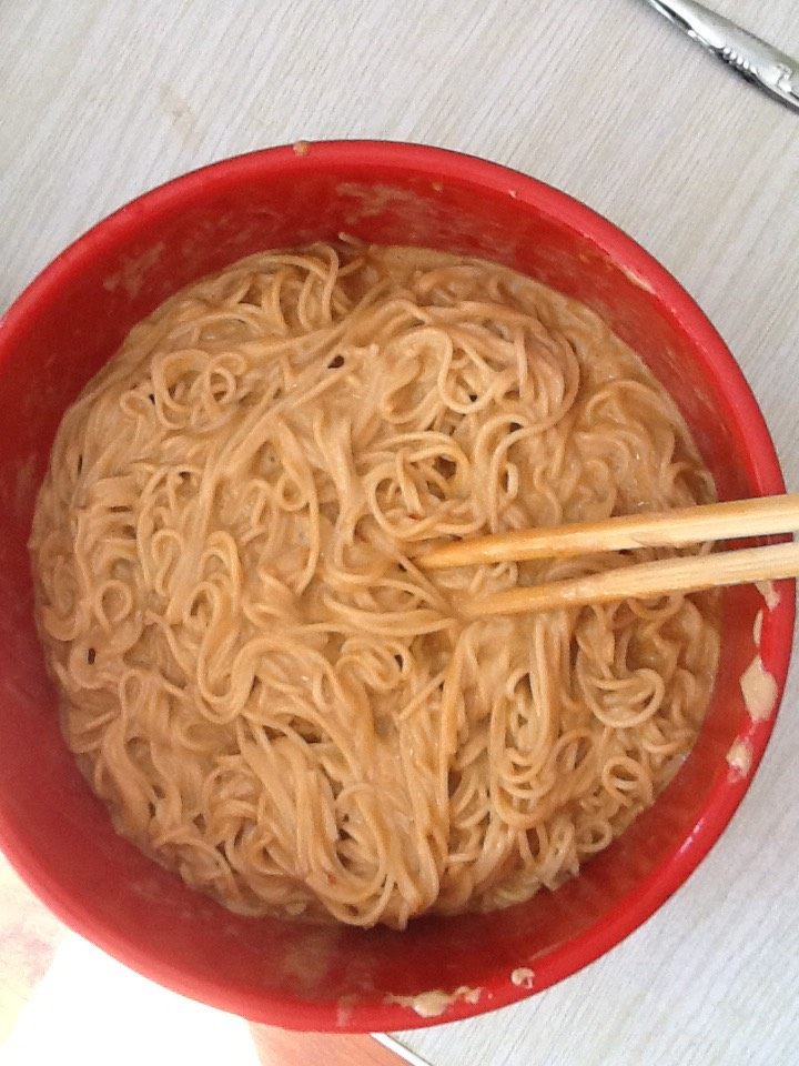 麻酱面,用筷子使劲搅拌