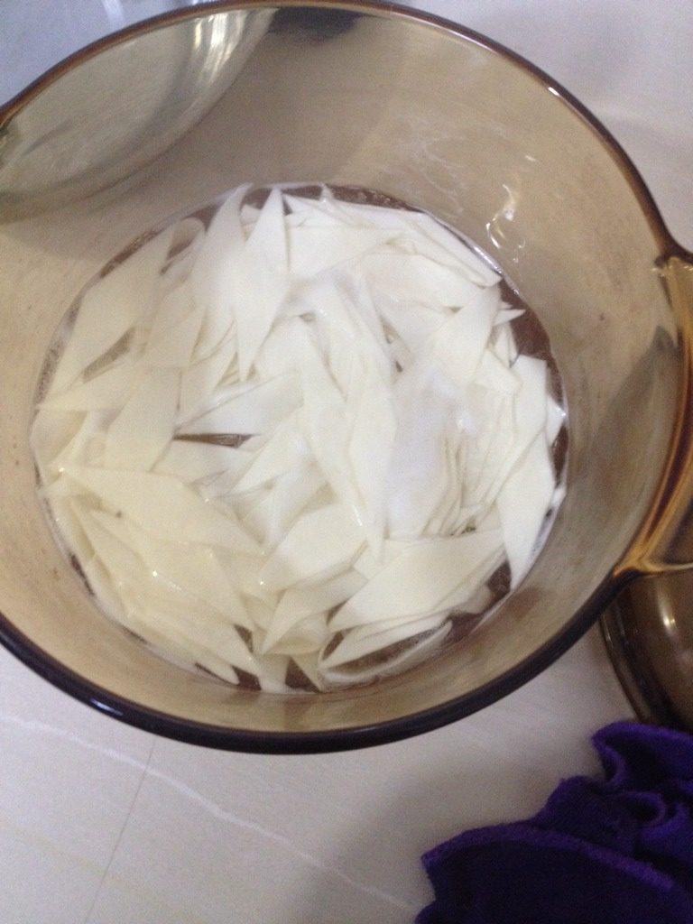 炸酱刀削面,如图放入锅中煮至七成熟，捞出浸泡在凉水中备用