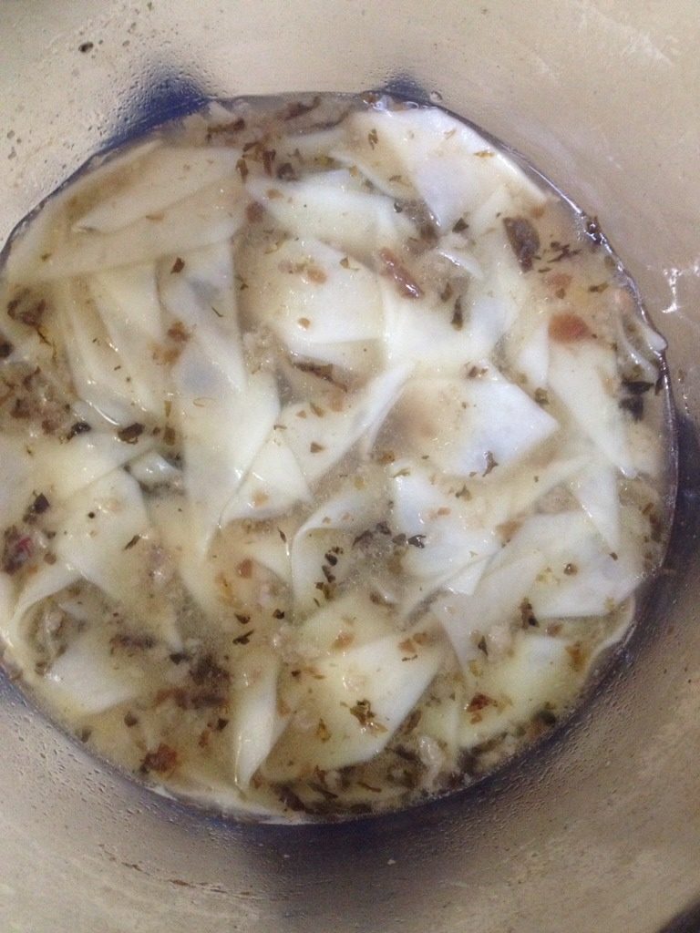 炸酱刀削面,如图锅中倒水，水开后放入两大勺<a style='color:red;display:inline-block;' href='/shicai/ 4636'>炸酱</a>哨子，然后倒入刀削面，水开后加入盐，<a style='color:red;display:inline-block;' href='/shicai/ 756'>鸡精</a>煮两分钟即可（<a style='color:red;display:inline-block;' href='/shicai/ 4636'>炸酱</a>是我自己炒的，猪肉末，甜面酱，榨菜放一起炒的，特别香）