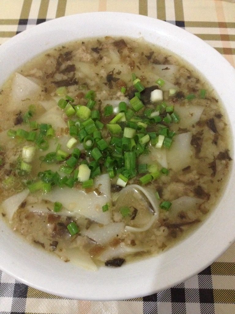 炸酱刀削面,如图加入葱花