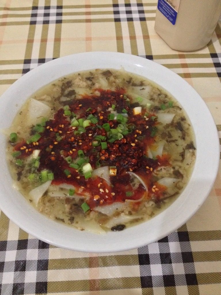 炸酱刀削面,如图喜欢吃辣的再加入<a style='color:red;display:inline-block;' href='/shicai/ 66850'>辣油</a>即可