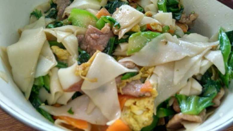 瘦肉芥兰炒刀削面
