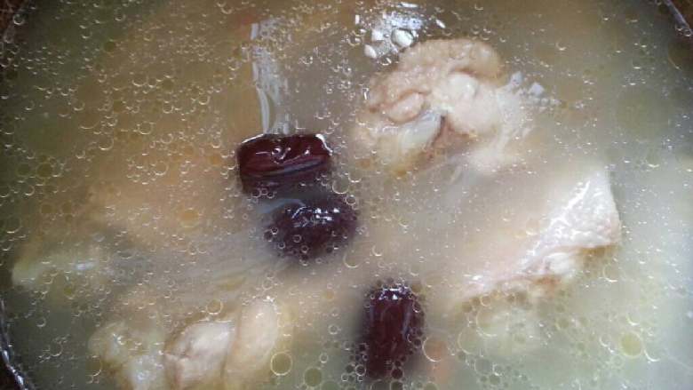 金沙河(刀削玉米鸡汤面),材料如图:一锅鸡汤